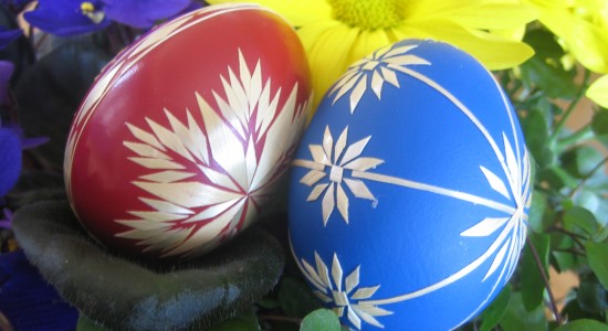 File:Red and blue Easter eggs.jpg - Wikimedia Commons
