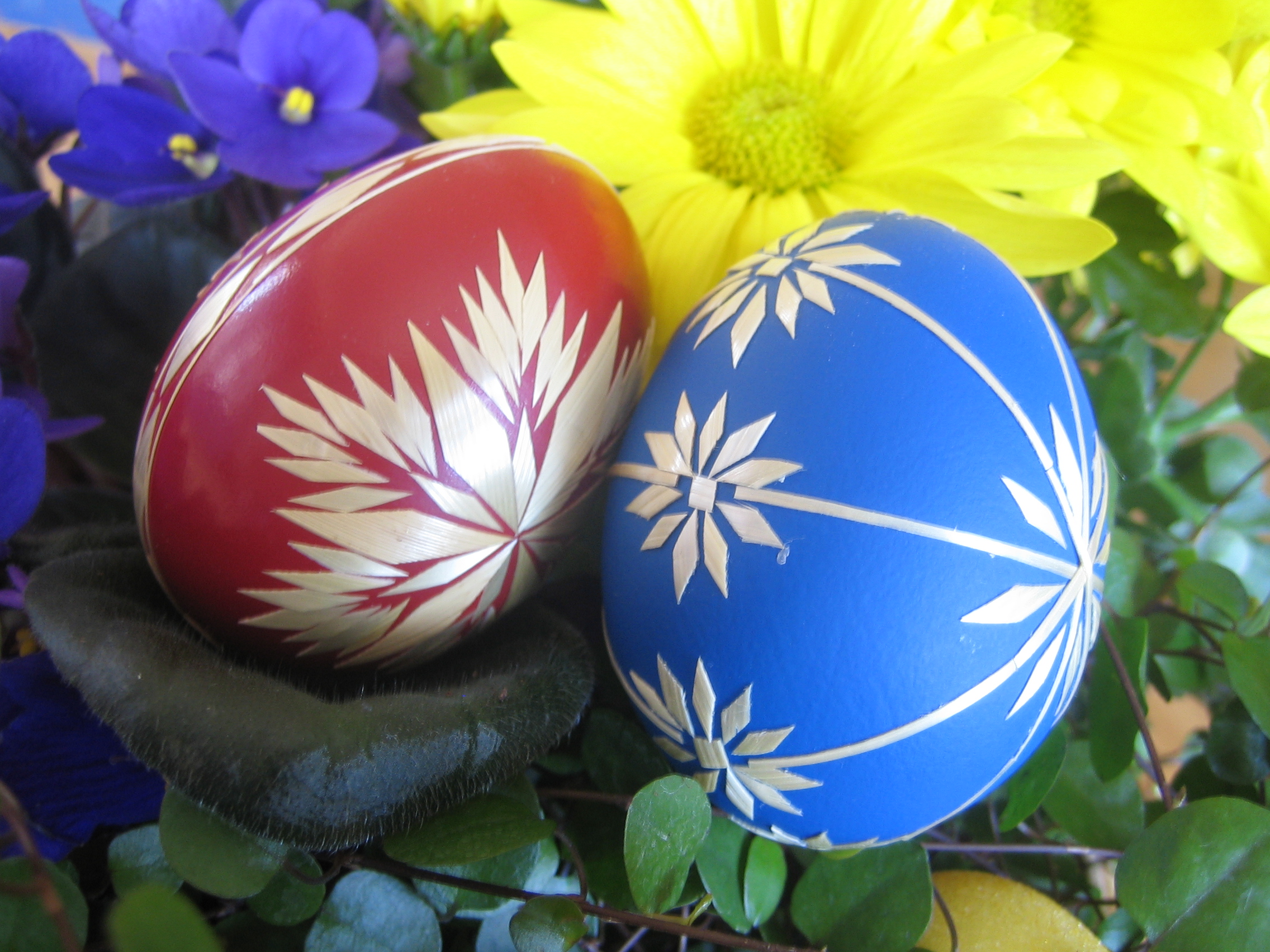 Red and Blue Easter Eggs Wallpaper